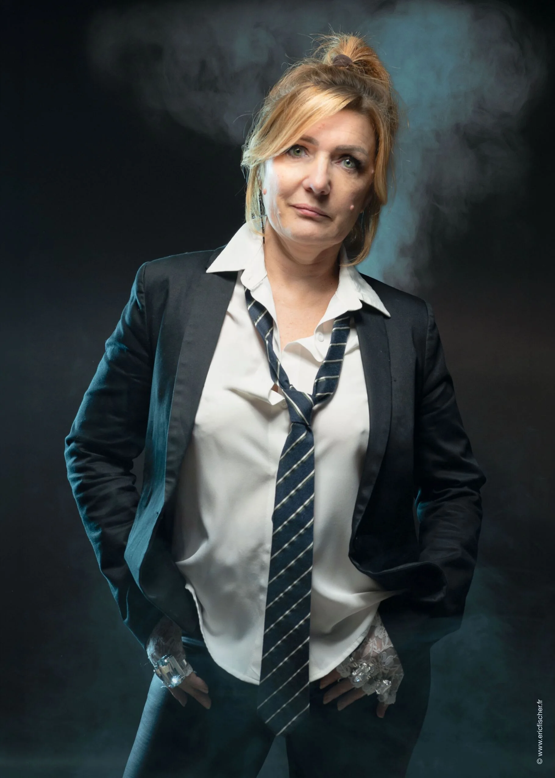 Portrait professionnel stylise en studio