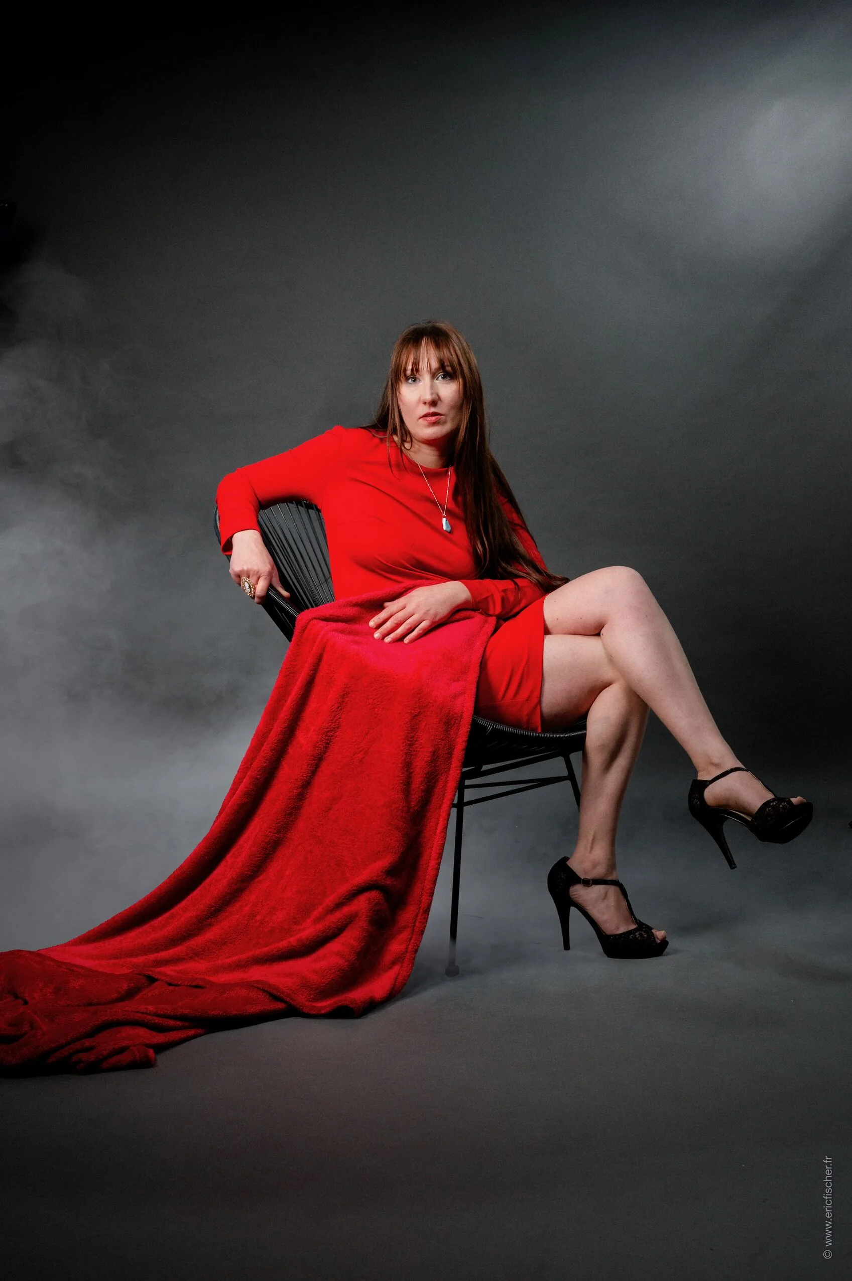 Portrait assis en robe rouge