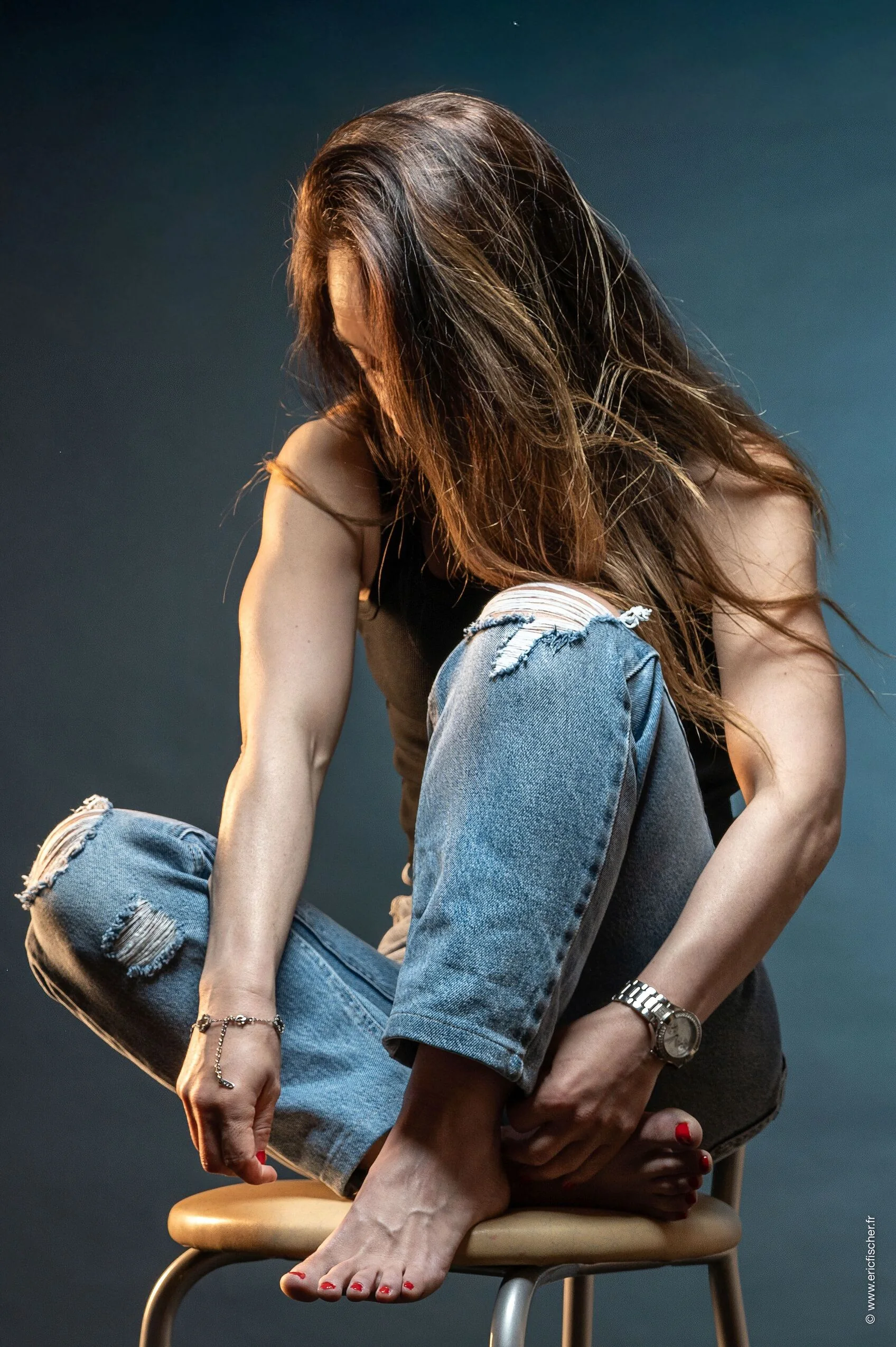 Portrait naturel assis en studio