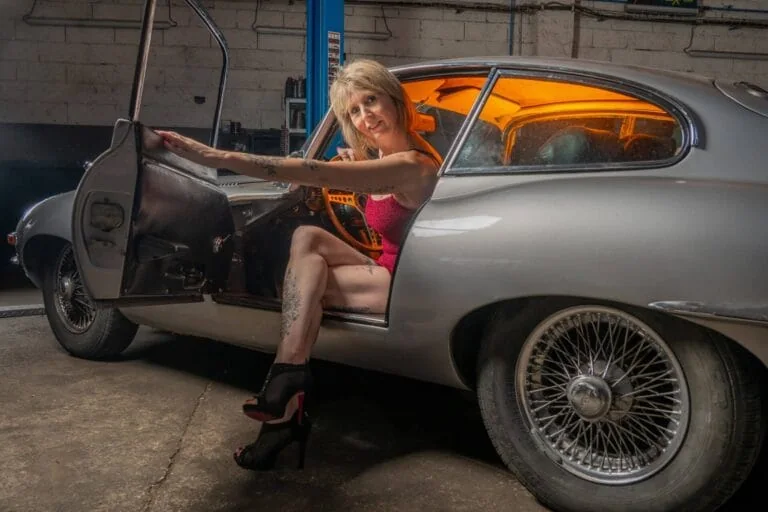 Portrait garage avec Jaguar Type E