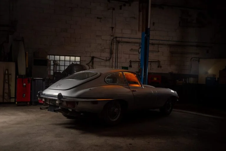 Jaguar Type E en garage